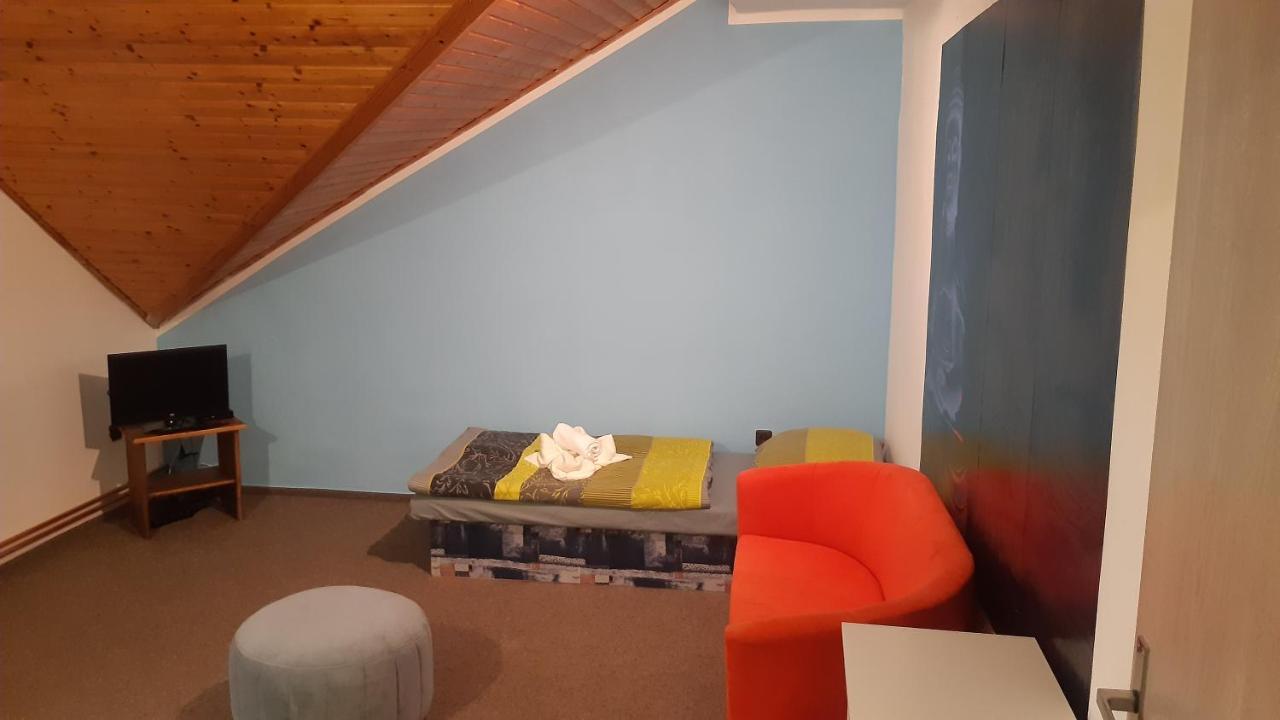 Budha Apartma Jirikov  エクステリア 写真