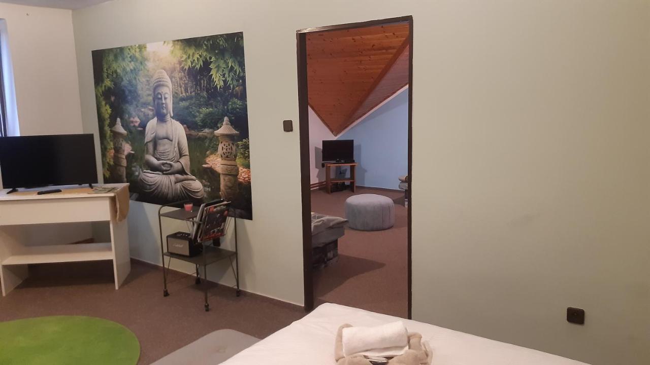 Budha Apartma Jirikov  エクステリア 写真